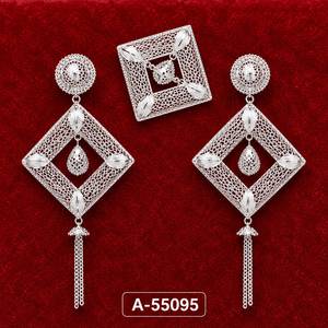 Pendientes de tuerca chapados en oro de 24 quilates de MOLL JEWELLERS, diseño vintage con borlas, forma de corazón coral, lujo para mujer, A-55094, joyería para fiestas - Product Image 2