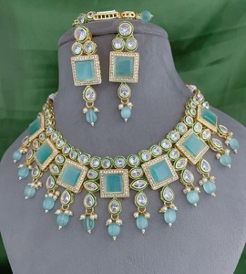 ชุดสร้อยคอพร้อมต่างหูและติกก้าประดับมอสซาไนต์ชุบทองเหลืองคุณภาพพรีเมียม ดีไซน์คลาสสิก เหมาะสำหรับงานหมั้น งานแต่งงาน หรือเป็นของขวัญสำหรับผู้หญิง - Product Image 1