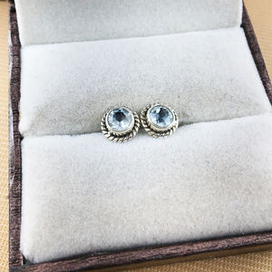 Boucles d'oreilles clous rondes en topaze bleue naturelle – Bijoux fins faits à la main en argent 925 pour femmes et hommes - Product Image 4