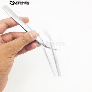 Pince à épiler RMI Silver Precision à pointe large à 45 degrés, antistatique, en acier inoxydable, pour extensions de cils, couleur bleue avec revêtement en poudre - Product Image 4