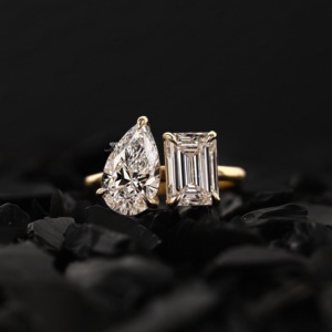 Anillo de compromiso de diamantes cultivados en laboratorio Toi Et Moi, corte pera esmeralda, oro amarillo de 14K, anillo de aniversario de dos piedras para ella, proveedor mayorista - Product Image 1