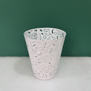 เชิงเทียนเหล็กตกแต่งลายสลักเคลือบสีขาว - Product Image 6