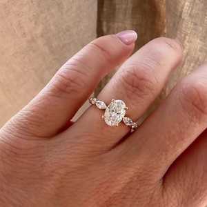 Bague de fiançailles en diamant de laboratoire taille ovale avec pierres latérales marquise et rondes, bande statement, or massif 14K 18K sur mesure, vente en gros - Product Image 5