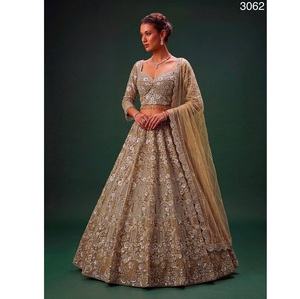 Exportateur indien : Lehenga Choli en or antique lourd et orné de motifs de qualité supérieure, idéal pour les mariages, disponible à la vente. - Product Image 1