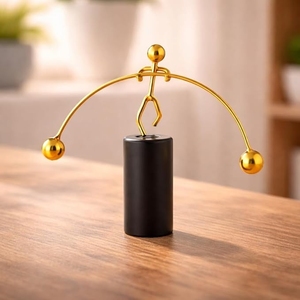 Figura Moderna Abstracta de Hombre Equilibrista en Dorado Metálico, Juguete Cinético de Péndulo para Mesa, Escultura con Base Cilíndrica Negra - Product Image 2