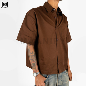 เสื้อเชิ้ตทำงานสีน้ำตาลเข้มขายดีสำหรับผู้ชาย ทรงครอป ทรงบ็อกซี่ สตรีทแวร์ ผ้าโพลีเอสเตอร์ผสมคอตตอน ติดกระดุม  รับสกรีนโลโก้ MAANIFY - Product Image 2