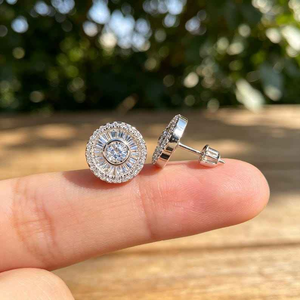 Boucles d'oreilles clous de luxe en moissanite, serties halo rond et taille baguette, en or blanc, style Iced Out - Product Image 4
