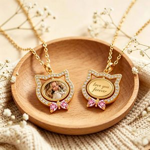 Colgante de Oro con Foto de Gato Adorable y Diamantes de Laboratorio para Mujer, con Cristal y Lazo Rosa - Product Image 6