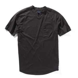 T-shirt pour homme à col en V noir, manches courtes, coupe classique, décontracté, 100% coton jersey, couleur unie, design avec poche sur le devant - Product Image 3