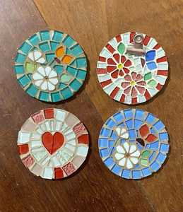 Ensemble de sous-verres en mosaïque de verre en forme de cœur, de fleur et de papillon, protection de surface de table ronde, tapis résistant à la chaleur, support pour boissons, pour tasses - Product Image 1
