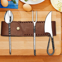 Ensemble de couverts médiévaux faits à la main, collection d'ustensiles de table, cuillère, fourchette, vaisselle pour le camping, couteau de voyage, acier réutilisable