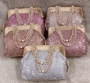 Ensemble de pochettes élégantes en tissu métallisé texturé aux reflets pastel, couleur rose doré doux. - Product Image 1