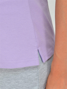 Polo pour femme en coton piqué, couleur unie lavande, manches courtes, coupe classique, tissu tricoté, ODM OEM - Product Image 4