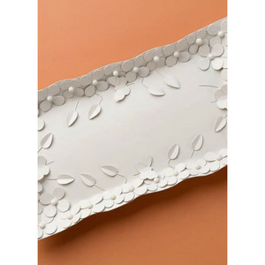 Cet ensemble de deux plateaux rectangulaires en métal présente des bordures à motifs floraux détaillés et des accents de papillons pour servir des aliments et décorer. - Product Image 6