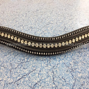 Diadema acolchada suave de cuero para caballo con cadena de cristales de una sola fila en el interior, accesorio ecuestre premium para exhibiciones. - Product Image 1