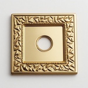 Placa trasera cuadrada tradicional de latón con borde ornamentado y orificio central - Product Image 1