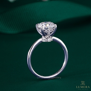 Bague de fiançailles classique solitaire avec pierre ronde taille brillant en or blanc pour femme - Fabricant de bijoux sur mesure - Product Image 3