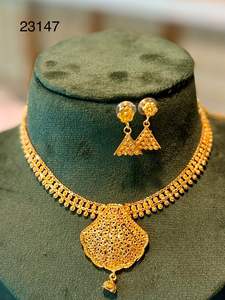 ชุดสร้อยคอและต่างหูรูปดอกไม้ชุบทอง 24K จาก MOLL JEWELLERS ผลิตจากโลหะผสมสังกะสี ประดับด้วยเพทาย เหมาะสำหรับงานแต่งงานของผู้หญิง พร้อมใบรับรองจากผู้เชี่ยวชาญ - Product Image 2