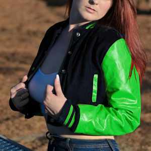 Chaqueta Corta Estilo Universitaria para Mujer, Negra con Letras Verdes Brillantes, Chaqueta Bomber con Mangas de Cuero Sintético, Ropa Exterior Informal, Moda Femenina - Product Image 1
