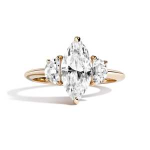 Bagues de fiançailles personnalisées en or massif 14K 18K avec diamants de laboratoire marquise 2,50 carats et trois pierres, alliances modernes demi-lune latérales, vente en gros - Product Image 1