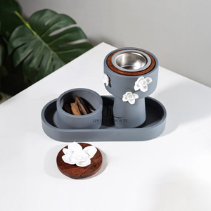 Brûleur d'encens artisanal de style moderne en métal et bois avec revêtement gris mat, boîte avec plateau et accents floraux blancs, décoration d'intérieur - Product Image 4