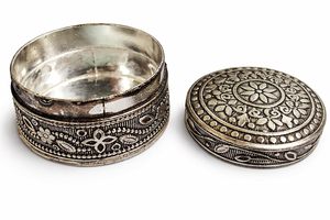Boîte Sindoor Dani en argent plaqué or, boîte à sindur pour Kumkum Kanku, récipient décoratif traditionnel en métal blanc, diamètre 5 cm, lot de 1 - Product Image 2