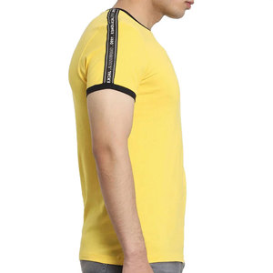 Camiseta de Manga Corta con Cuello Redondo para Hombre, Color Amarillo, con Ribete en Contraste, Corte Ajustado, Diseño Casual de Punto en Color Sólido - Product Image 5