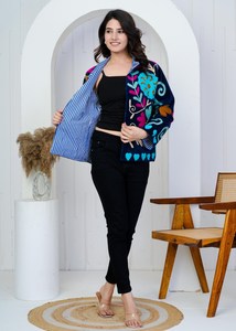 เสื้อแจ็คเก็ตกำมะหยี่ปักลายซูซานีสีน้ำเงินกรมท่า ลายดอกไม้ สำหรับผู้หญิง ผสมผสานศิลปะดั้งเดิมและความทันสมัยอย่างลงตัว สไตล์โบฮีเมียน - Product Image 3