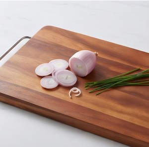 Tabla de cortar rectangular de madera con asas de metal, bloque de corte de madera natural con vetas. - Product Image 4