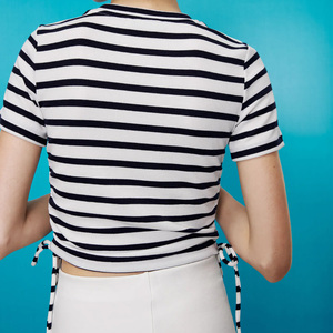 T-shirt femme personnalisable, design rayé, crop top pour un look chic et stylé pour l'été, service OEM, design avec logo. - Product Image 4