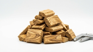 Copeaux de bois d'acacia naturel HKD NGUYEN HONG HANH 89 pour combustible biomasse, panneaux MDF, haute valeur calorifique, copeaux de bois pour chaudière, approvisionnement en vrac - Product Image 3