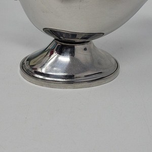 Exclusivo Servidor de Gravy Metálico para una Experiencia Gastronómica Premium - Product Image 4