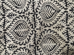 ผ้าฝ้ายพิมพ์ลายบล็อกสีดำ ลายใบไม้เรขาคณิตบนพื้นผ้าสีธรรมชาติ |   ตลาดขายส่งเจียปุร์ - Product Image 2