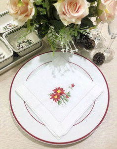 Serviettes de table en coton brodées personnalisées avec des poinsettias de Noël, réutilisables, lavables, avec ourlet festonné, pour les dîners, les mariages et les fêtes - Product Image 6
