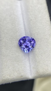 Pierre naturelle certifiée Tanzanite Zoisite naturelle taille cœur 8 MM avec excellente couleur et lustre, 1,84 carat, nette à la loupe - Product Image 6