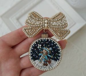 Broche de Lujo Hecho a Mano con Bordado y Cuentas, con Detalles de Cristal Fino - Product Image 1