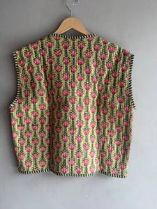 Chaleco Acolchado Floral para Mujer, Cuello en V, Frente Abierto, Bolsillos con Parches, Forro de Algodón Estampado, Estilo Primavera, REGALO PARA ELLA - Product Image 6