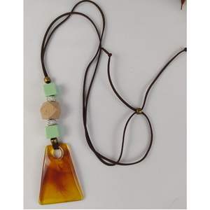 Collier en résine de mode fait à la main pour les marchés de vente au détail, de gros et d'exportation, mettant en vedette des artisanats faits à la main - Product Image 3