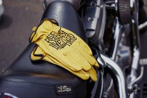 Guantes de cuero amarillos personalizados al por mayor Ride East Live Hard con diseño bordado de rayo negro, ¡pide ahora! - Product Image 3
