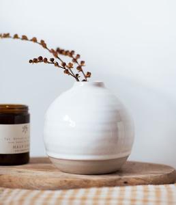 Jarrón de Cerámica Blanco Mate Moderno con Elegante Silueta Curva, Diseño Minimalista, Perfecto para Decoración Contemporánea del Hogar - Product Image 6