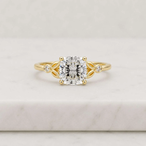 Anillo de compromiso con diamante talla cojín en oro amarillo con engaste de puntas, joyería fina clásica para mujer - Product Image 1