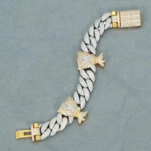 Bracelet de luxe avec maillons entrelacés incrustés de pierres étincelantes, accents dorés, éléments décoratifs en forme de couronne, fermoir boîte. - Product Image 2