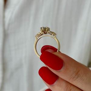 Bague de fiançailles inspirée de la nature avec diamant de laboratoire Marquise de 2 carats, E VVS2, or jaune, certifiée IGI - Product Image 3