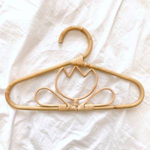 Perchas de Lujo de Ratán Natural para Ropa, Proveedor Líder de Adorables Perchas de Armario con Diseño de Flor de Tulipán - Product Image 1