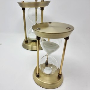 Sablier traditionnel artisanal en laiton avec bulbe en verre et cadre métallique pour un chronométrage précis - Product Image 3