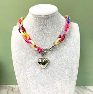 Collar de resina hecho a mano con forma personalizada y colgante único para chicas, de Universal Overseas en INDIA al precio más bajo. - Product Image 3