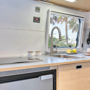 Autocaravana Personalizable de Acero Inoxidable, Remolque para Campamento, Caravana Móvil de Viaje con Cocina, Baño y Espacio para Dormir - Product Image 4