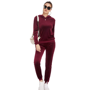 Ensemble de survêtement court en velours uni pour femme, style streetwear, avec sweat à capuche zippé et pantalon de survêtement doublé polaire – Vente en gros personnalisée pour l'hiver - Product Image 1