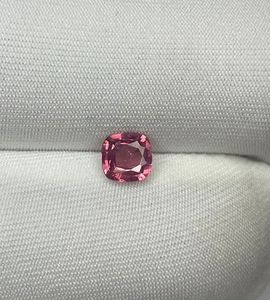 Zafiro rosa sin tratamiento térmico, natural, de las minas de Ceylón, Sri Lanka, corte cojín. - Product Image 1