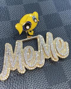 Colgante Personalizado con Inicial 'MeMe' en Plata de Ley 925 Chapada en Oro, Joyería Hip Hop de Lujo con Moissanita VVS y Esmalte - Product Image 4